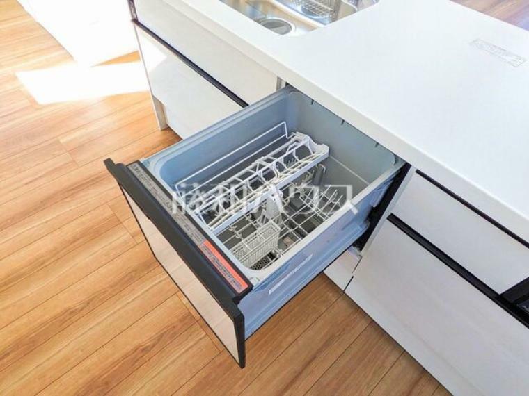 ビルトイン食洗機 ビルトイン食洗機は毎日の家事を軽減させてくれます。またワークトップも広々使え機能性も向上します。　