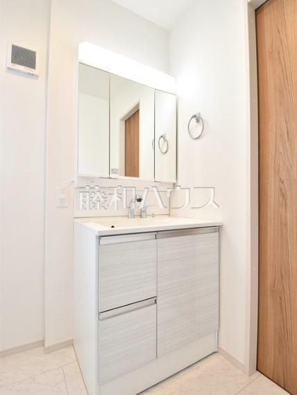 25号棟　モデル棟　【清瀬市竹丘3丁目】洗面室は、急いでいる朝でも二人で使える広さになっております。