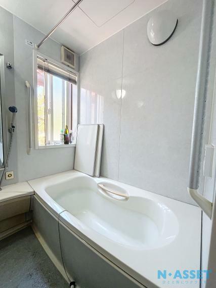 浴室 オートバス・追い炊き・浴室乾燥機付きのバスルーム。 湯舟と出入口に手すり・浴室暖房・室内へのコールボタンも完備したバリアフリー仕様となっており安心です。