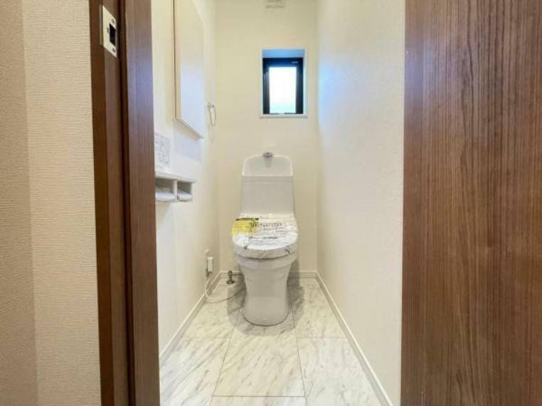 トイレ 清潔感溢れるトイレ。落ち着いた空間で安らぎのひとときをお過ごしいただけます。（2024.5.26撮影）