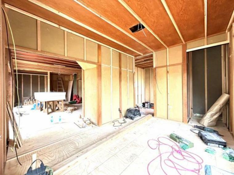 居間・リビング 【リフォーム中写真6/22撮影】1F洋室写真です。床、建具、クロス、天井のリフォームを行います。火災報知器も各部屋に設置いたします。