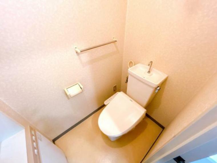 トイレ 温風温水機能付き節水トイレです。