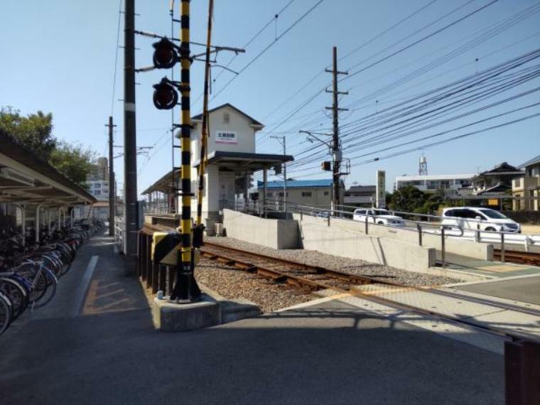 【周辺環境】伊予鉄道郡中線土居田駅まで約1300m（徒歩17分）。毎日の通勤通学の送り迎えも負担にならない距離です。電車で通学する時間も学生時代の思い出の一コマになります。