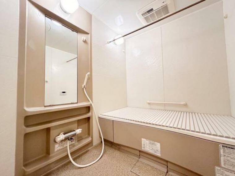 浴室 浴室乾燥暖房機付きのバスルーム。