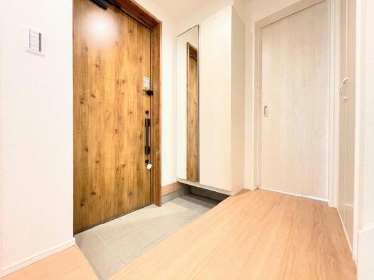 玄関 【玄関】住まいの第一印象を決める玄関スペース、ホワイト系の下足入れを使用