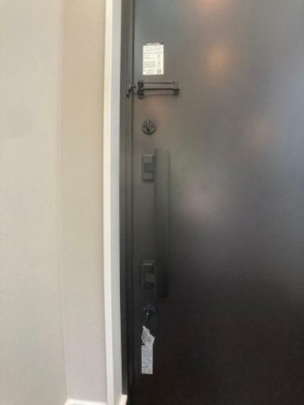 防犯設備 玄関ドア施錠設備。ドアガードはセキュリティと便利さを両立させます。 不審者の侵入を防ぎつつ、来訪者をスムーズに認識・案内できます。 一方で、シンプルな操作性も魅力で、使いやすさが際立ちます。