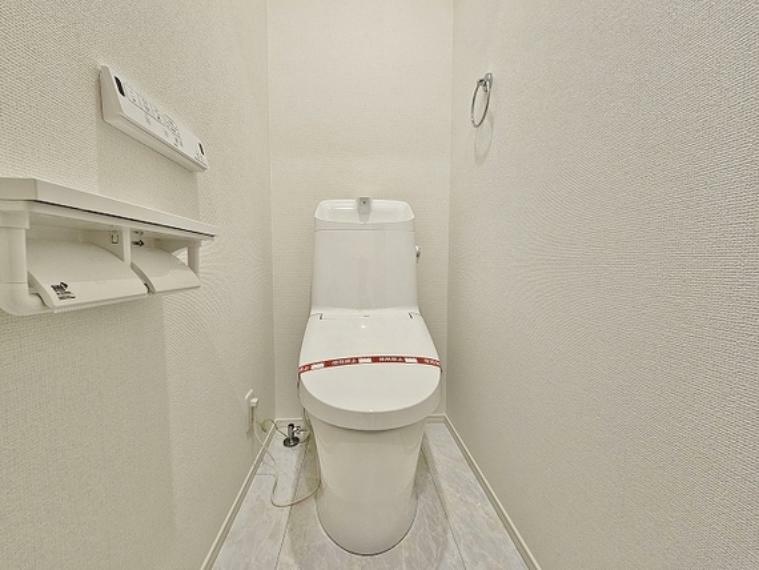 トイレ 多機能トイレ、壁付けのパネルになりますので、操作もとってもしやすいです。（施工例）