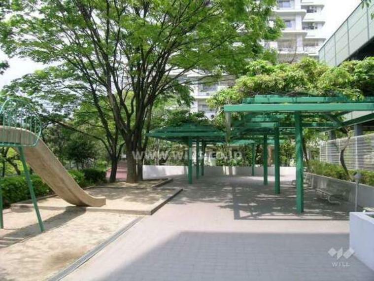 【公園】敷地内には公園がございます。広々としているため、お子様がのびのびと遊ぶことができます。