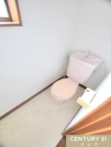 トイレ 【2階トイレ】 お住まいには2カ所にトイレがあります。 1日に何度も使うトイレは白をベースにしたシンプルな造り。お好きなレイアウトを加えて使いやすくリラックスできる空間にしてみてはいかがでしょう。
