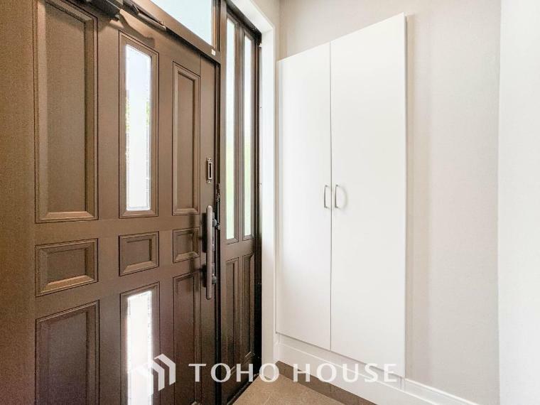 玄関 明るくコントラストのある、開放感と清潔感を兼ね備えた玄関。