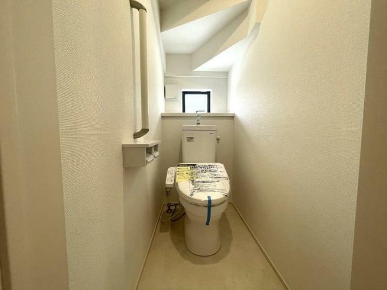 トイレ 階段下を有効活用したトイレスペース。 便座はもちろんウォシュレット。