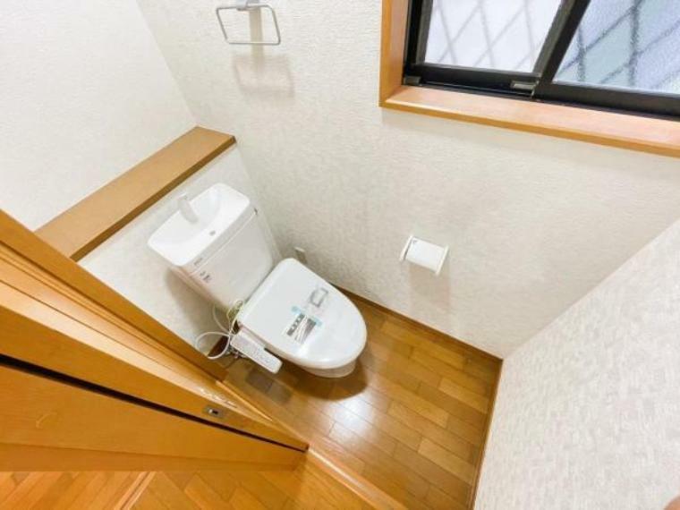 トイレ ウォシュレット付きの綺麗なトイレです。シンプルで使いやすいデザインです。
