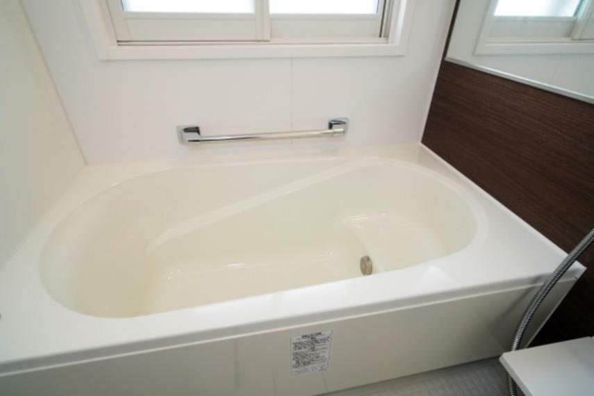 浴室 浴槽のお湯張りや保温、追炊きなど、フルオートバスはスイッチ一つで操作可能です。エコベンチ浴槽を採用。