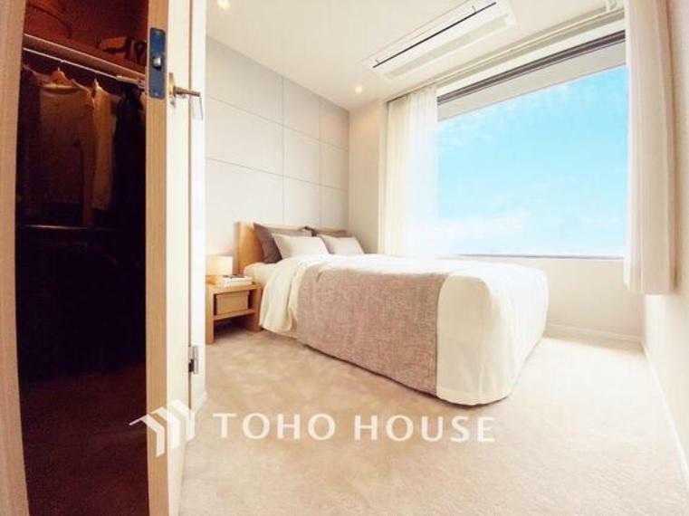 寝室 「居心地の良い空間」窓からの陽光と景色が心地良いお部屋は、ほっと一息つけるような、安心して寛げる雰囲気の空間です。