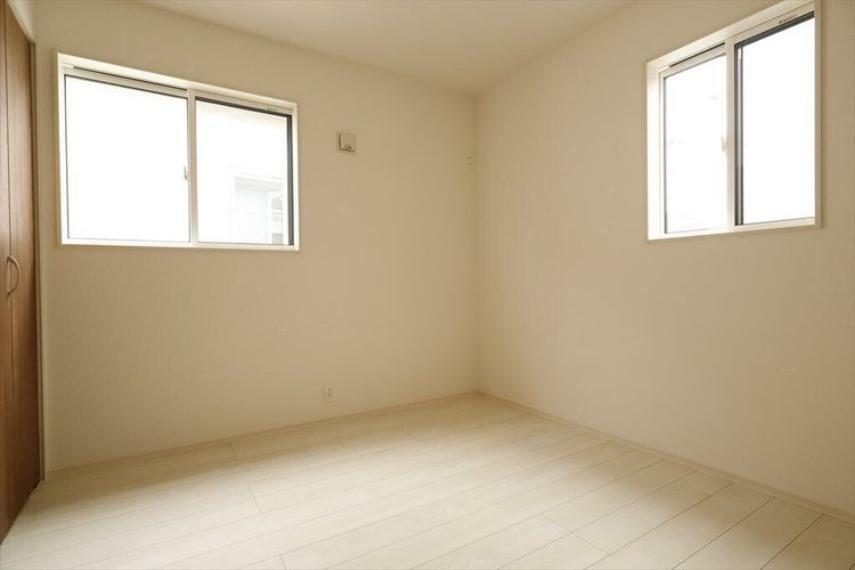 【同社施工例】家具を配置しやすい腰窓のみのお部屋です。大きな収納スペース付きでお部屋を広く使えます