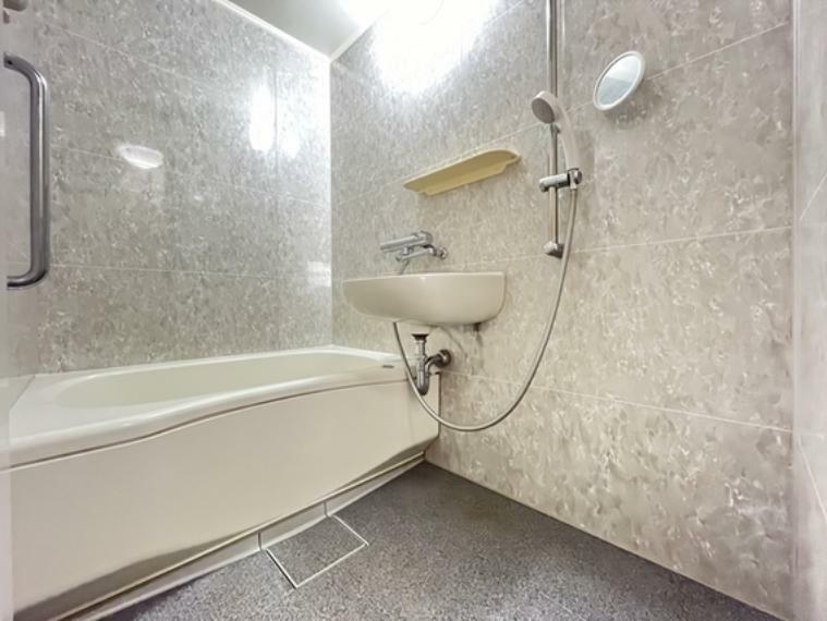 浴室 白を基調としたシンプルながらも清潔感溢れるデザインです。
