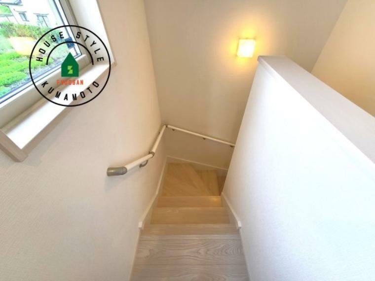 同仕様写真（内観） 階段からも明るい光が入ります。採光や通風も階段の重要な役割です。