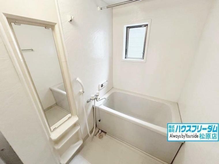 浴室 風呂 小窓からの換気もでき、湿気対策もできます