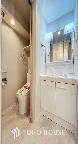 脱衣場 「洗面室」明るく清潔感のある色調で纏められた洗面室は、機能性に富んだ三面鏡と使い勝手の良い収納を完備した洗面台を設置。洗濯機置場も完備し、大変充実しております。