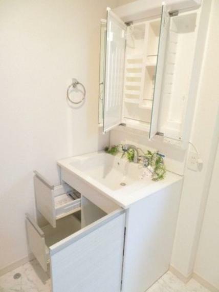 洗面化粧台 3面鏡の裏側や洗面台下など収納スペースが豊富な洗面台になっています。