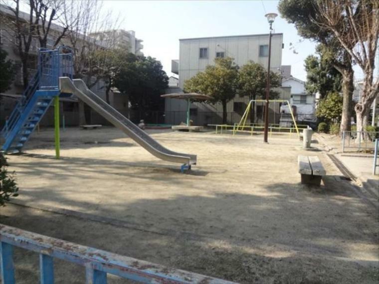 公園 駈上公園【駈上公園】ブランコ・鉄棒・滑り台の遊具があり子どもに充分目の行き届く大きさの公園です。