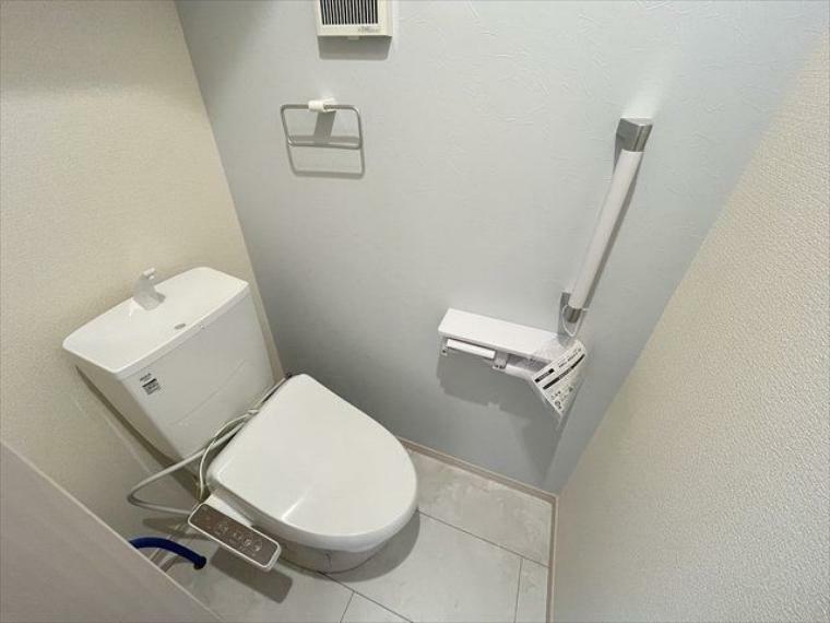 トイレ 薄いブルー系の壁紙で、清潔感のある個室。ペーパーホルダーが2つ付いているのも嬉しいポイント 芳香剤を置いたり小物を置くことができますね。（2024年3月21日撮影）