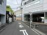 現況写真 西側前面道路の向かいは、「柴田駅」の入口があります。駅構内にはコンビニがあり、お買い物にも便利です （2024年5月20日撮影）