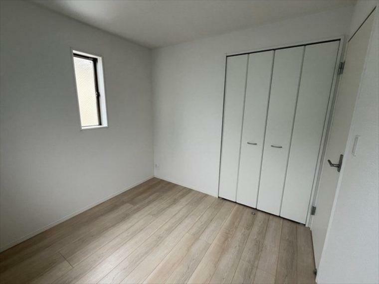 北側4.5帖洋室:お部屋のクローゼットを閉めるとこのようにスッキリとした空間に
