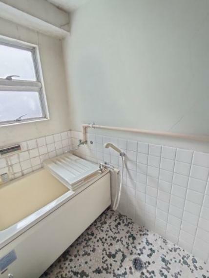 浴室 【風呂】 窓があり、自然換気もできるバスルーム。