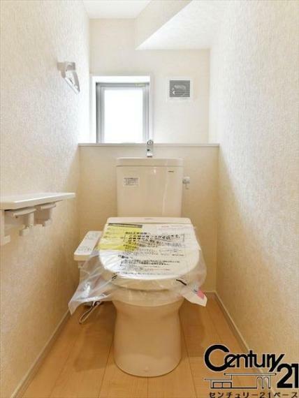 同仕様写真（内観） ■従来品と比べ約70％も節水タイプのトイレです！1階・2階共にウォシュレット付き！■