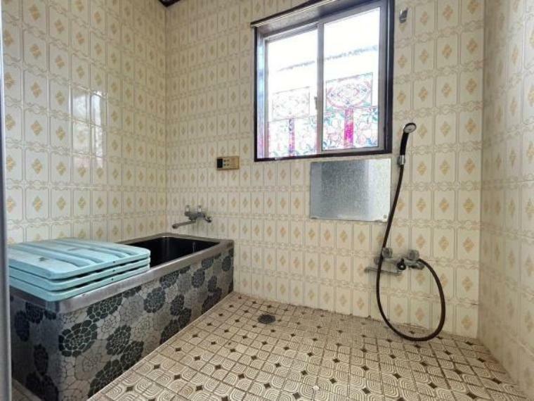 浴室 一日の疲れを取れるゆったりバスタイム～広々としたバスルームで快適お風呂！窓もあり明るく換気の良い浴室です。