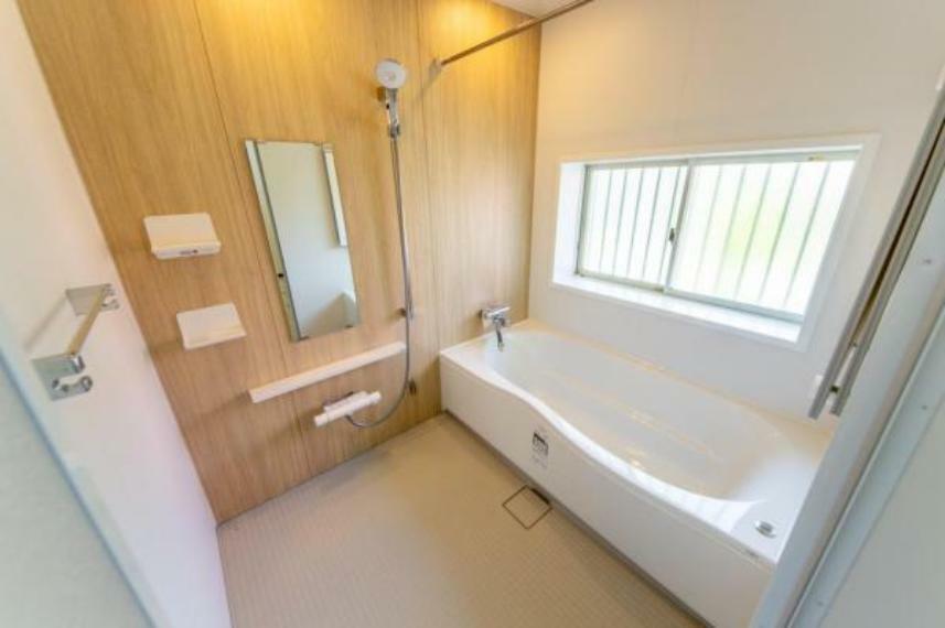 浴室 窓付きの明るいゆとりある浴室は、リラックスしたバスタイムを過ごすことができます。