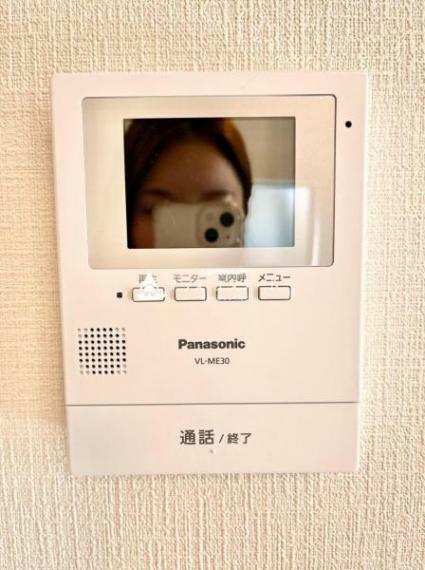 TVモニター付きインターフォン 大画面のカラーモニターで訪問者の顔をハッキリと見ることができます。 録画機能・室内呼出の機能が搭載されたモニタ-付インターホンです。