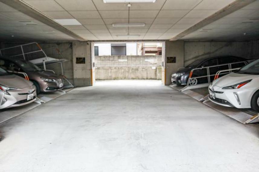 駐車場 敷地内に設けられた駐車スペース。生活に便利な嬉しい設備が暮らしを豊かにしてくます。