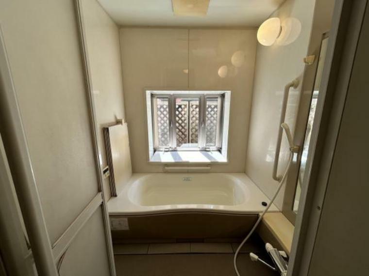 浴室 （リフォーム前写真）ユニットバスは1坪タイプ。足を伸ばしてゆったりと寛げます。ユニットバス新品交換です。