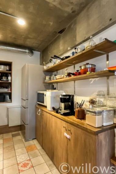 キッチン 収納棚もあり、調理器具や調味料も置けます