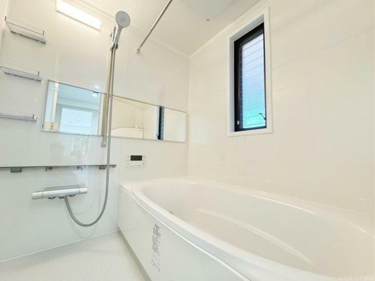 浴室 バスルームには浴室乾燥機が標準装備！雨の日のお洗濯に大活躍します。また、窓を開けずに換気できるので花粉対策や防カビにも有効ですね。