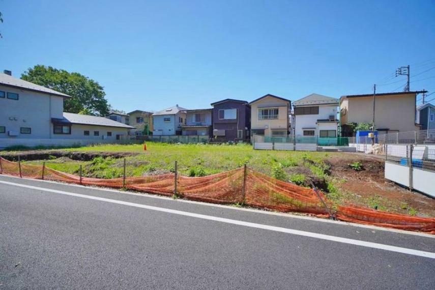 現況写真 現地は建蔽率40％・容積率80％の第一種低層住居専用地域となっています。建物が建築された後もそれぞれの間隔にゆとりがあり、風通しのいい住環境になります。