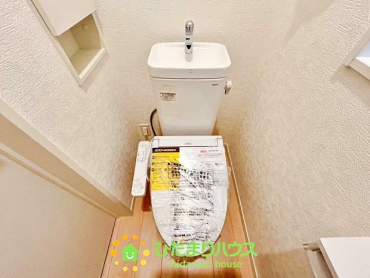 トイレ トイレットペーパーやちょっとした掃除用具を保管できる収納付きです