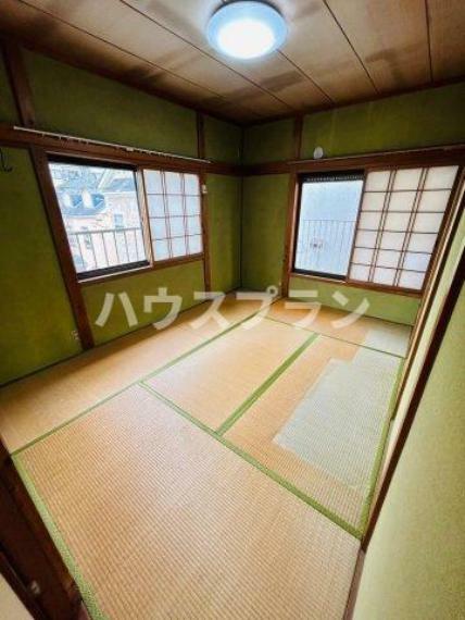 落ち着きのある和室は、日本の伝統的な雰囲気を味わいながら、心地よいくつろぎの空間を提供します。 畳の香りや触り心地、和風のインテリアが和の趣を醸し出し、リラックスできる場所を演出します。