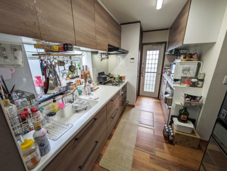 キッチン 【キッチン】吊戸棚があり収納たっぷりのキッチンには、造り付けの食器棚もあります。