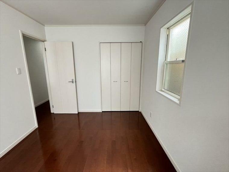 北側6帖洋室:クローゼットの扉は白色でお部屋がスッキリとしています。