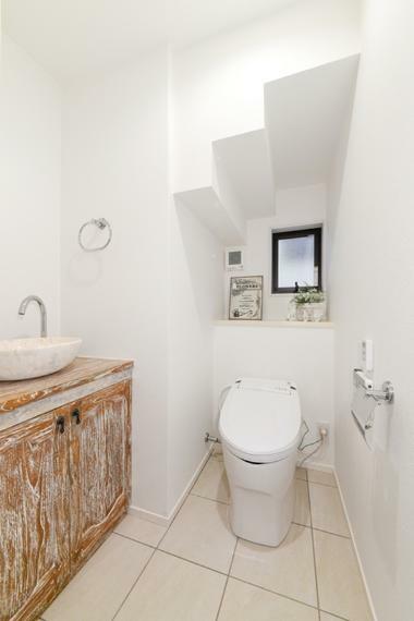 外観・現況 トイレには機能的で便利な収納棚を完備、快適な温水洗浄便座付です