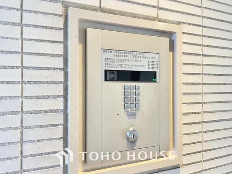 防犯設備 当マンションエントランスには、防犯対策の「オートロック」を採用。マンション住人以外の侵入を防ぐために設置しました。お子様がいらっしゃるご家庭にも安心の設備です。