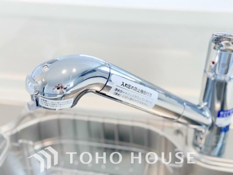 浄水器ボタンひとつで浄水と原水に切り替えられる浄水器一体型水洗を使用。