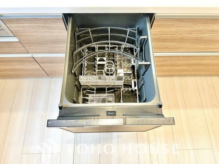 発電・温水設備 ビルトイン食洗機。高温のお湯や高圧水流を使うことにより汚れを効果的に落とすことができます。