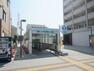 高田駅（駅前には高田駅前広場が設けられており、3つのバス乗り場のあるバスターミナルと、タクシー乗り場、身体障害者送迎スペースが整備されています）