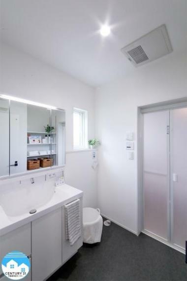 洗面化粧台 洗面脱衣室には、便利な可動棚がついています。