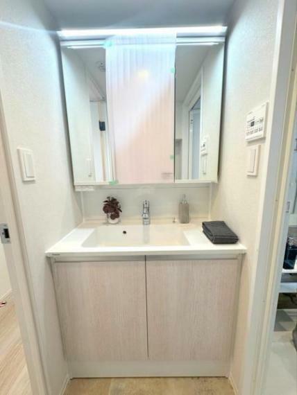 洗面化粧台 ■毎日使う洗面所は白を基調とした空間清潔感溢れる空間