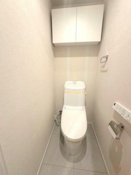 トイレ ■上部収納棚付きのトイレは予備のペーパーもお掃除用品もすっきり目隠し収納